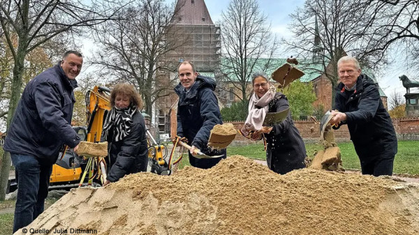 Baubeginn auf der Domhalbinsel Ratzeburg. Mit dabei Architektin Ute Schmidt, MIV. © Quelle: Julia Dittmann